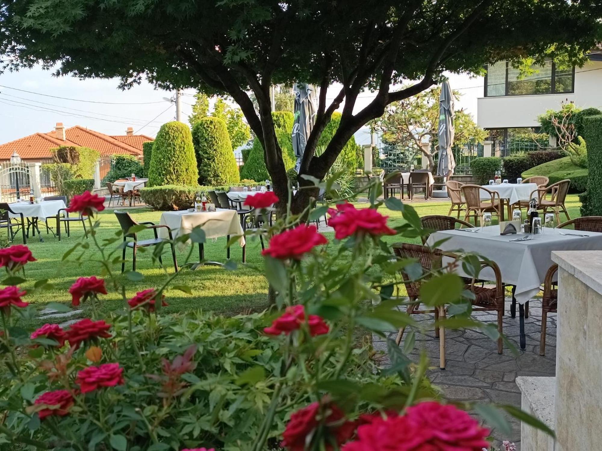 Hotel-Restaurant Almond Karlovo Ngoại thất bức ảnh
