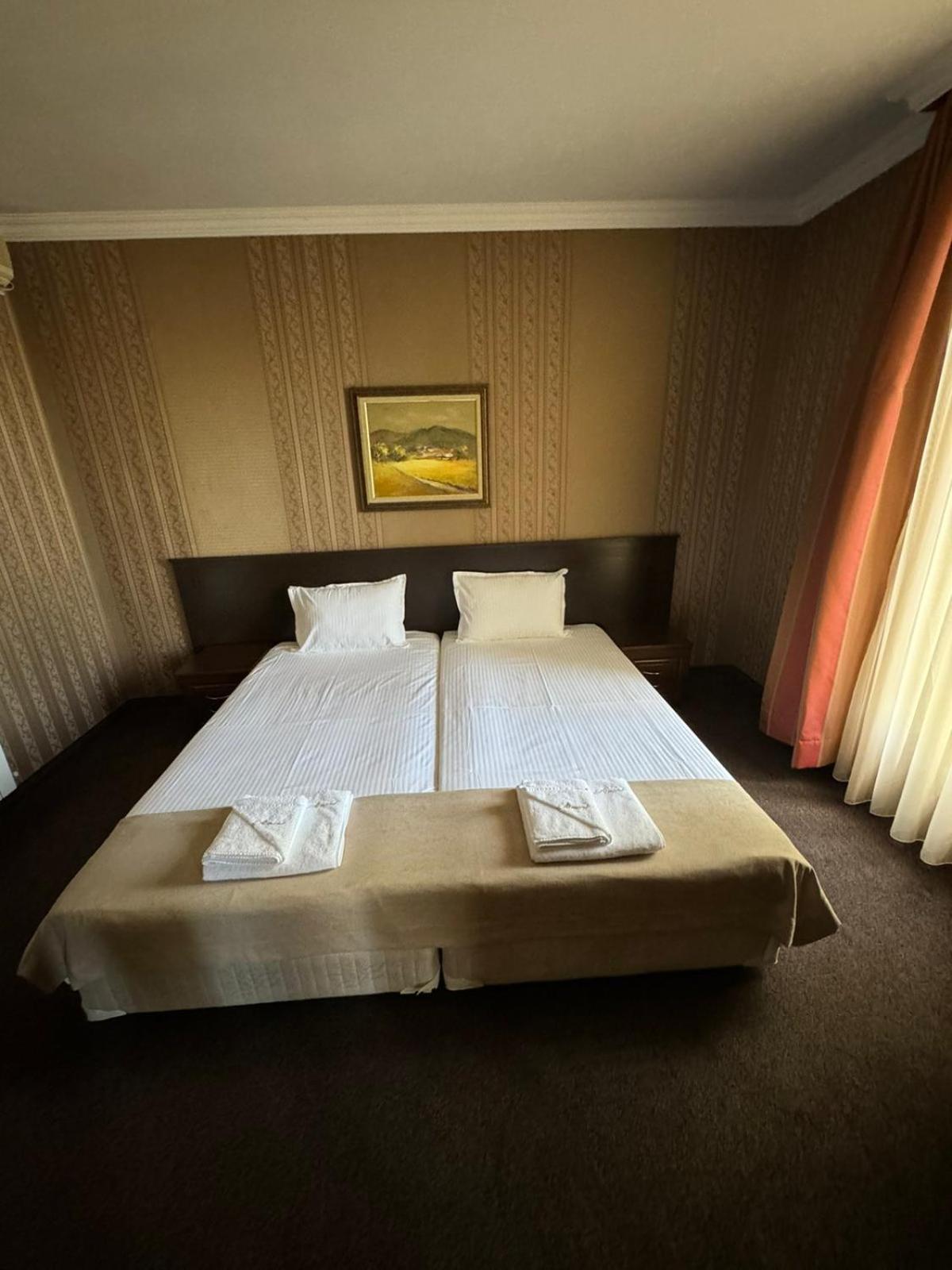 Hotel-Restaurant Almond Karlovo Ngoại thất bức ảnh