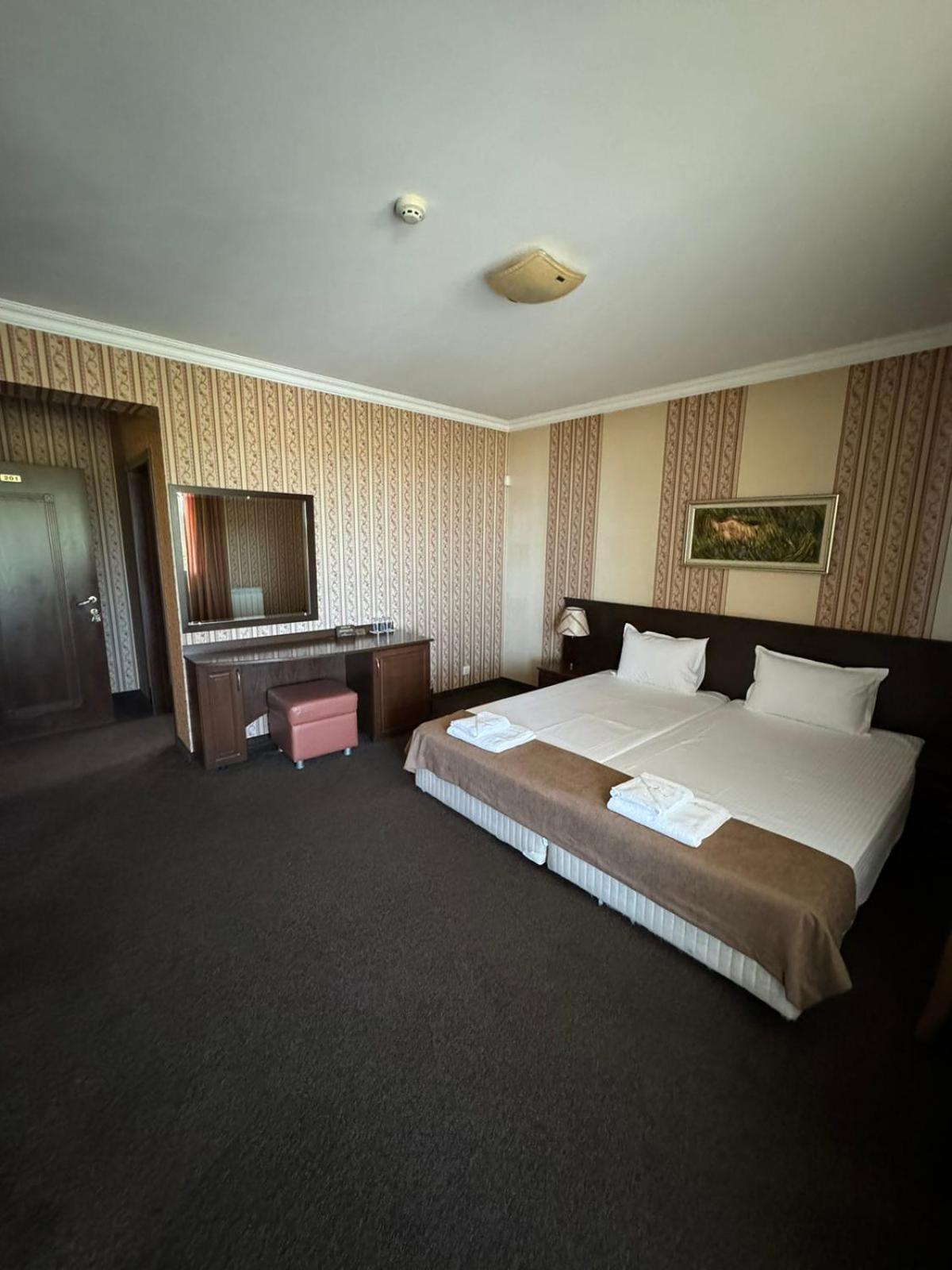 Hotel-Restaurant Almond Karlovo Ngoại thất bức ảnh