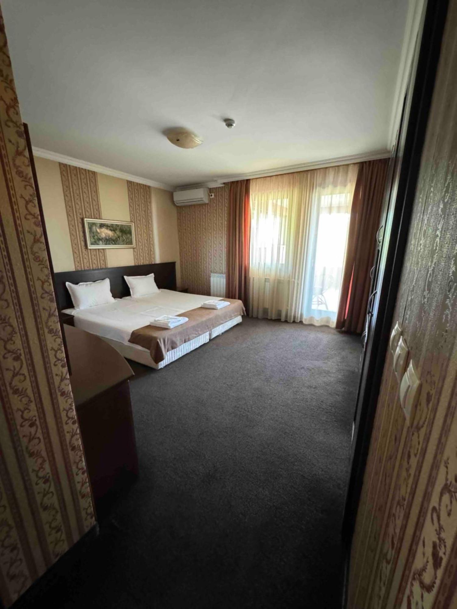 Hotel-Restaurant Almond Karlovo Ngoại thất bức ảnh
