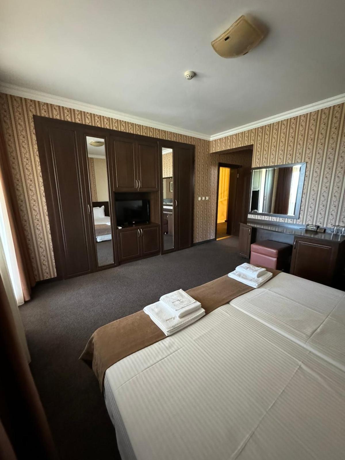 Hotel-Restaurant Almond Karlovo Ngoại thất bức ảnh