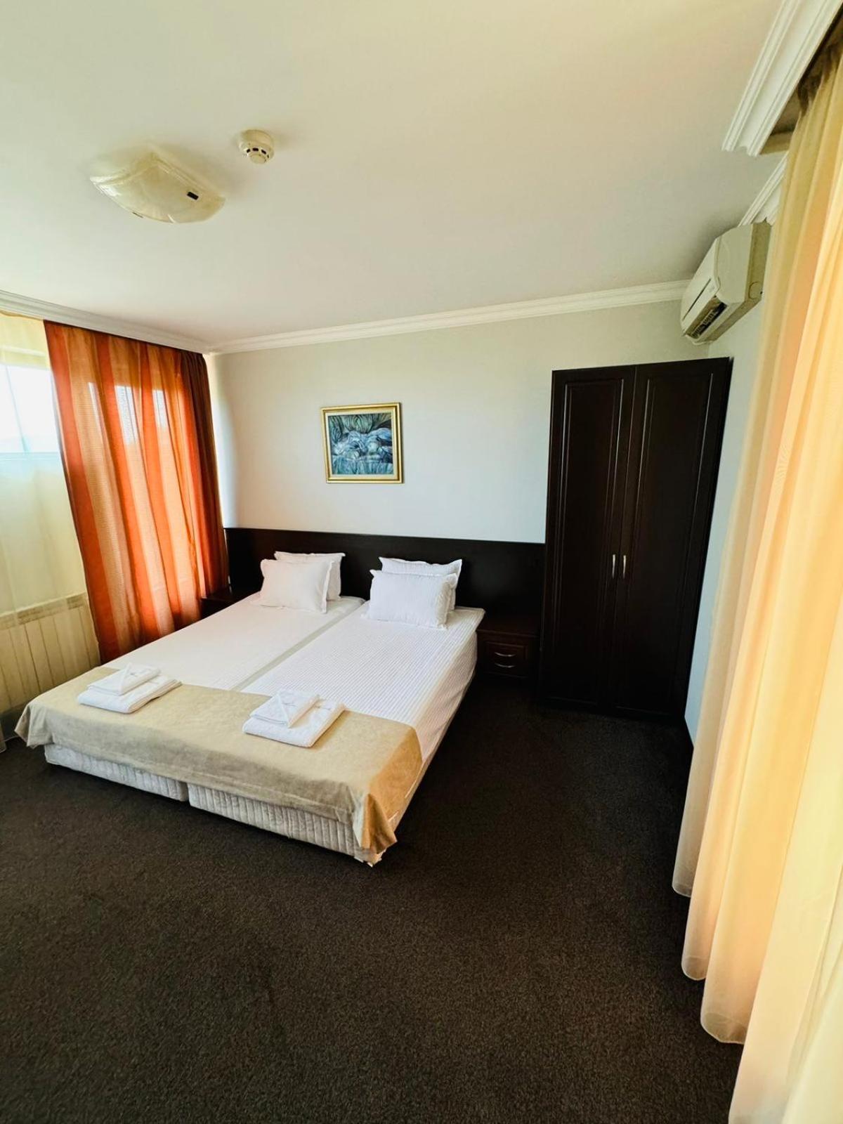 Hotel-Restaurant Almond Karlovo Ngoại thất bức ảnh