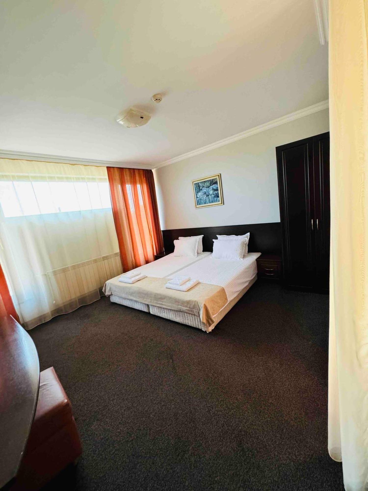 Hotel-Restaurant Almond Karlovo Ngoại thất bức ảnh