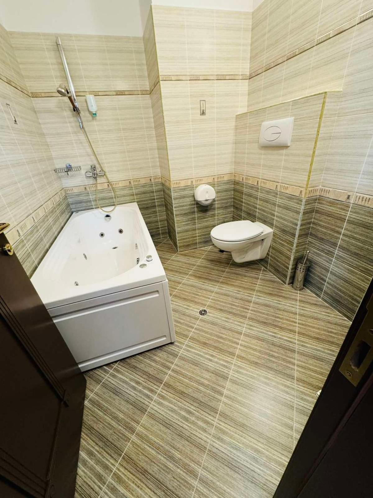 Hotel-Restaurant Almond Karlovo Ngoại thất bức ảnh