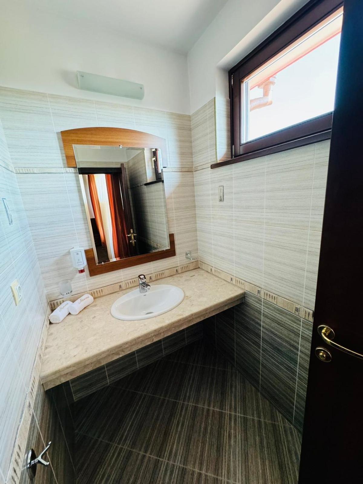 Hotel-Restaurant Almond Karlovo Ngoại thất bức ảnh