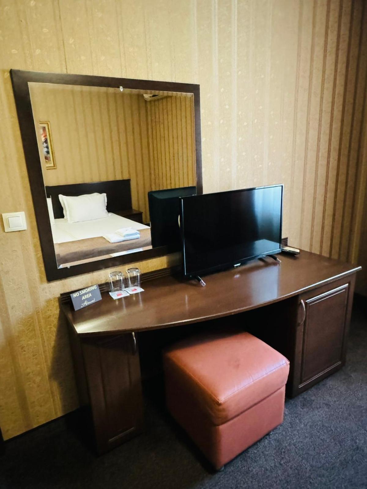 Hotel-Restaurant Almond Karlovo Ngoại thất bức ảnh