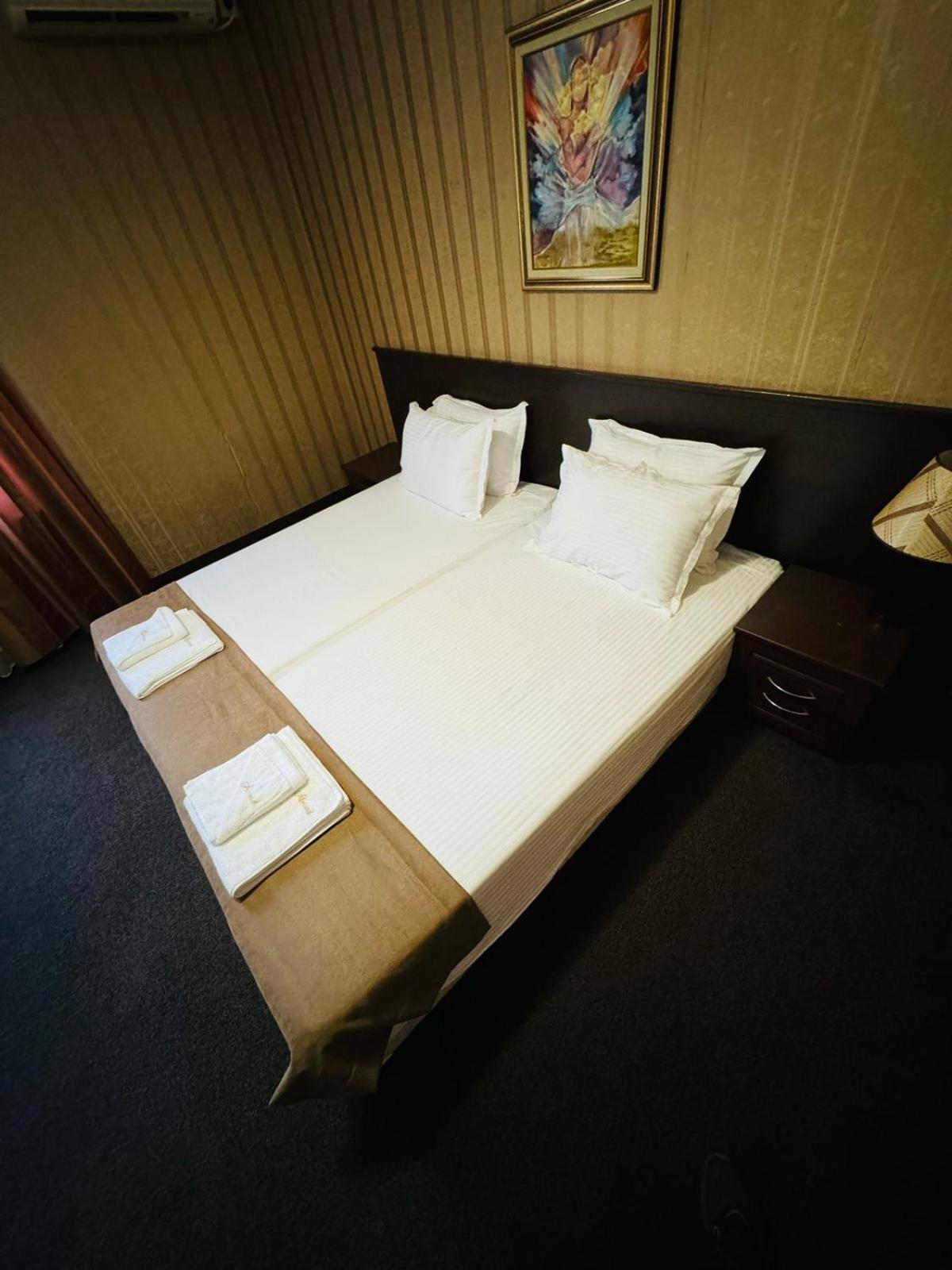 Hotel-Restaurant Almond Karlovo Ngoại thất bức ảnh