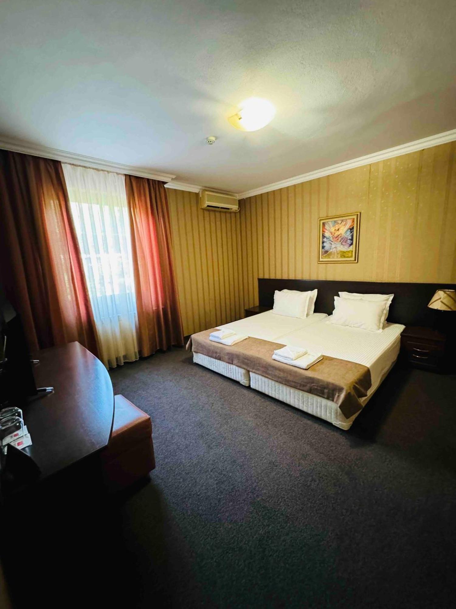 Hotel-Restaurant Almond Karlovo Ngoại thất bức ảnh