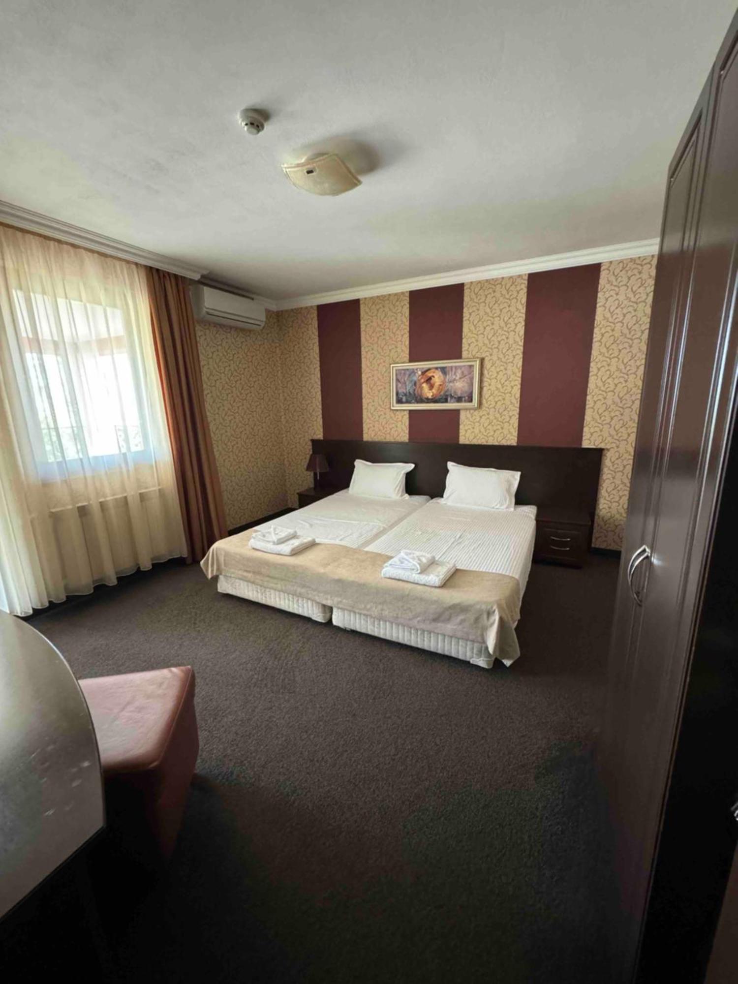 Hotel-Restaurant Almond Karlovo Ngoại thất bức ảnh