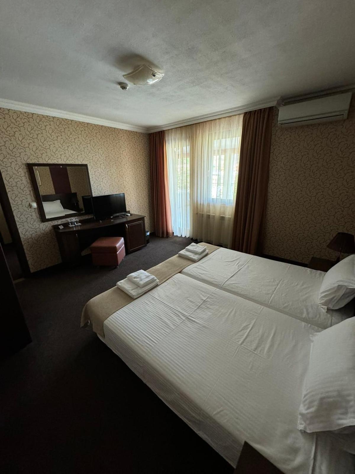 Hotel-Restaurant Almond Karlovo Ngoại thất bức ảnh