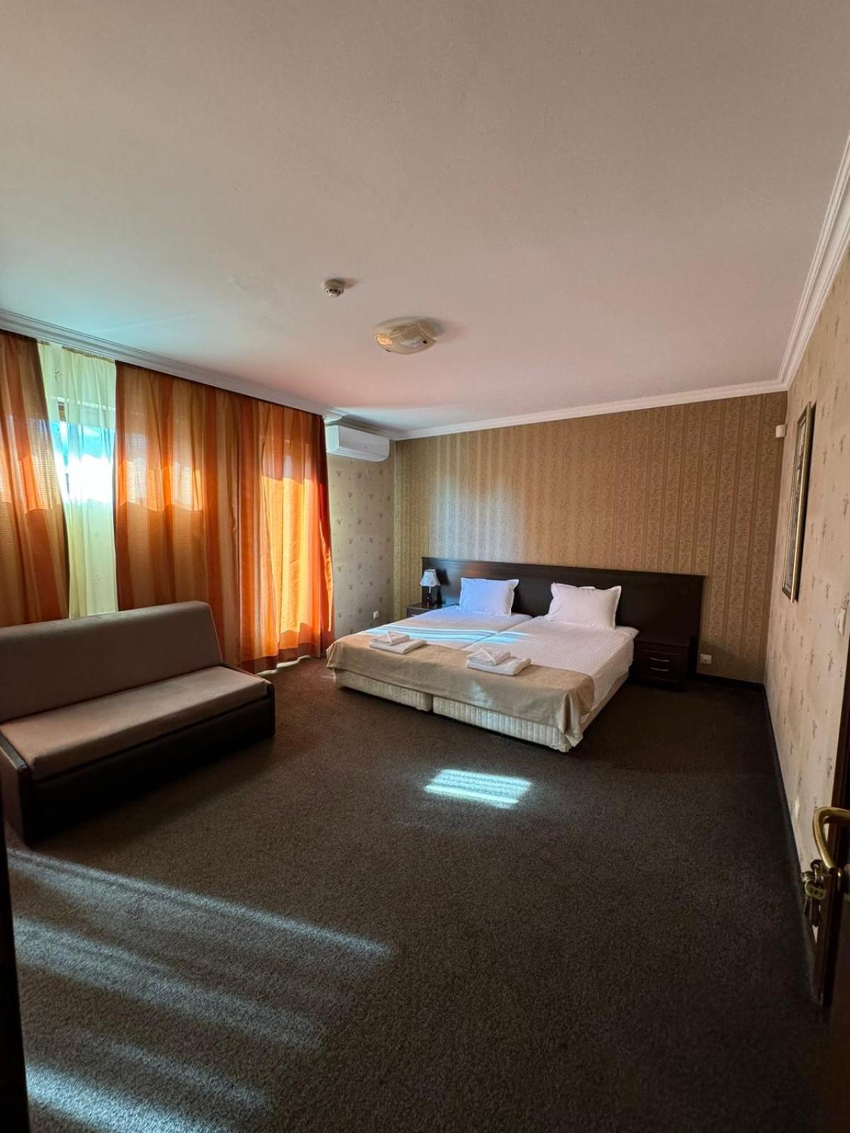 Hotel-Restaurant Almond Karlovo Ngoại thất bức ảnh