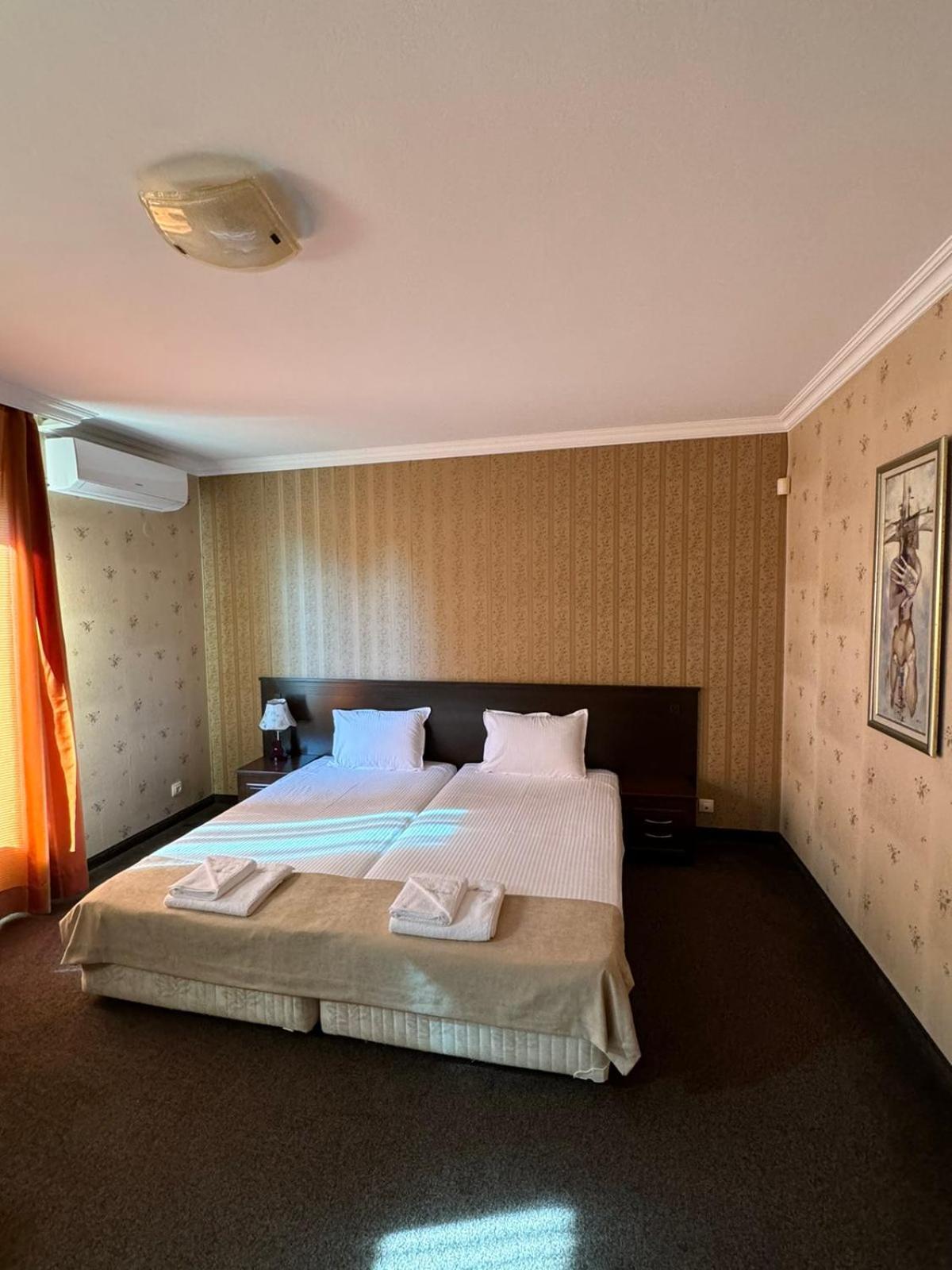 Hotel-Restaurant Almond Karlovo Ngoại thất bức ảnh