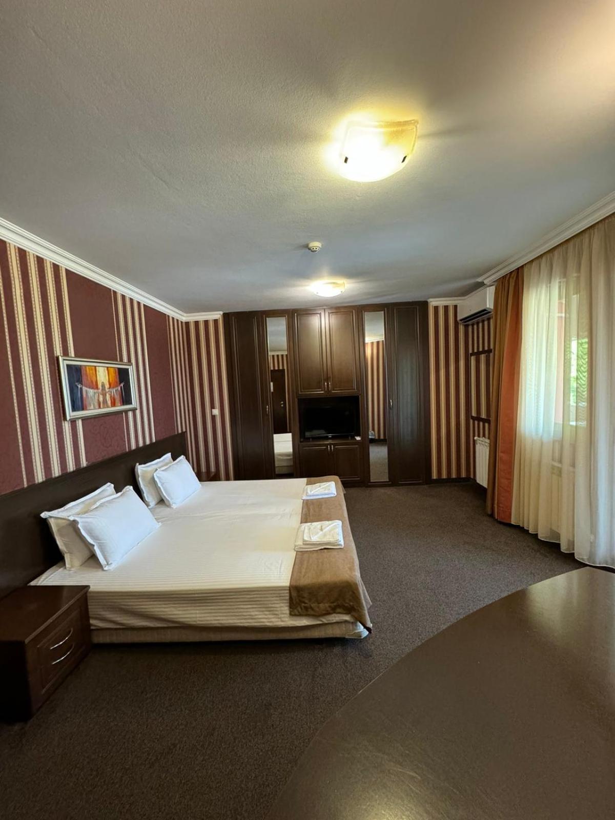 Hotel-Restaurant Almond Karlovo Ngoại thất bức ảnh