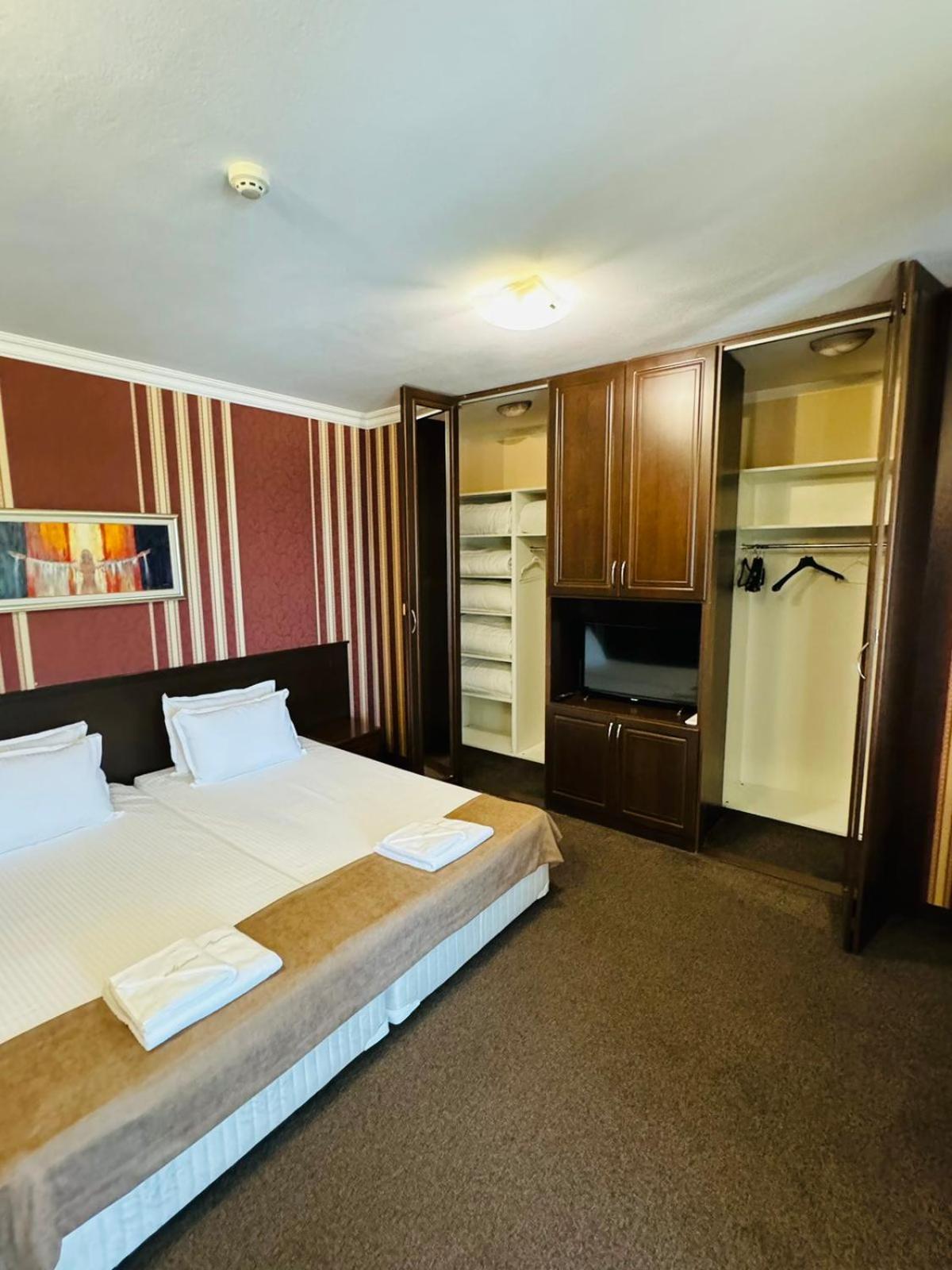 Hotel-Restaurant Almond Karlovo Ngoại thất bức ảnh