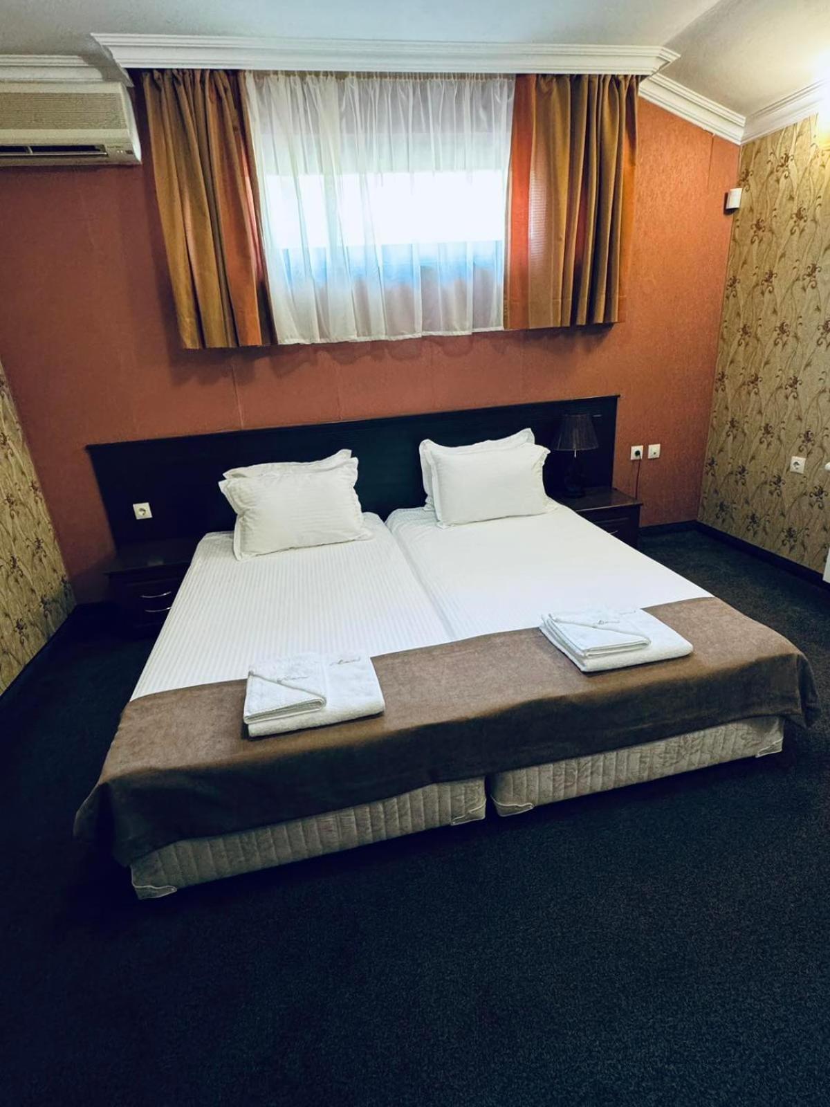 Hotel-Restaurant Almond Karlovo Ngoại thất bức ảnh