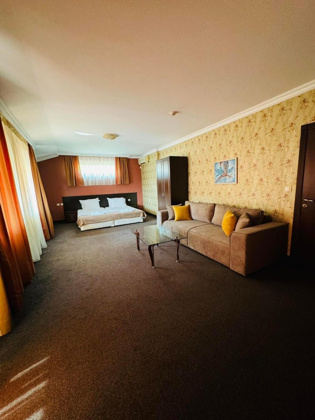 Hotel-Restaurant Almond Karlovo Ngoại thất bức ảnh