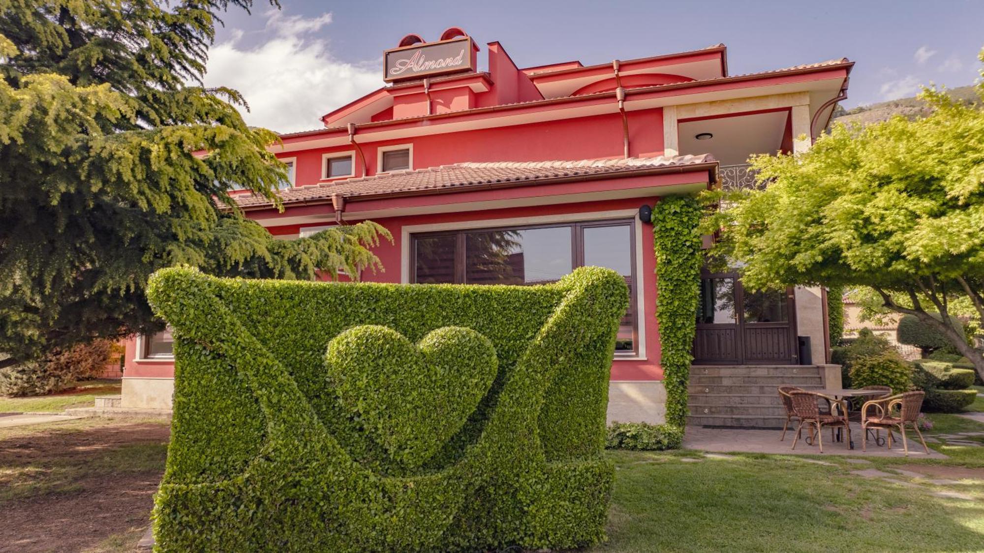 Hotel-Restaurant Almond Karlovo Ngoại thất bức ảnh