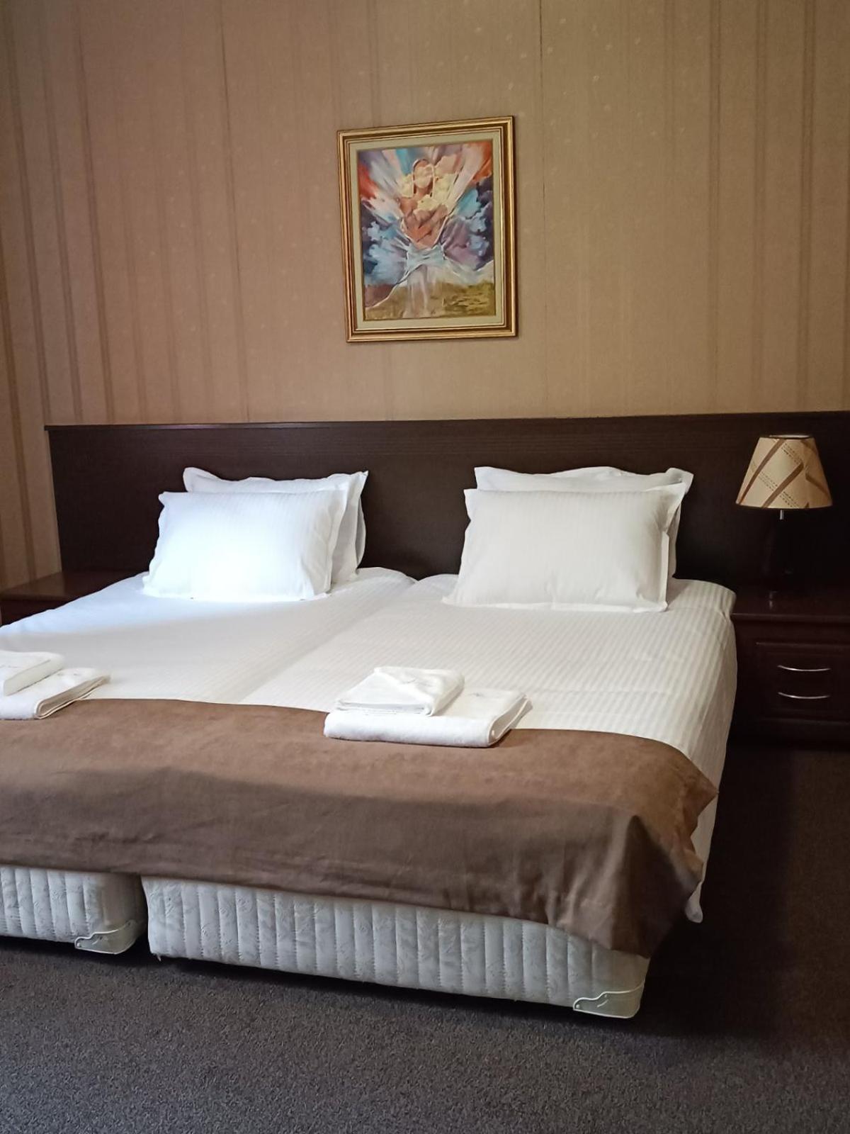 Hotel-Restaurant Almond Karlovo Ngoại thất bức ảnh