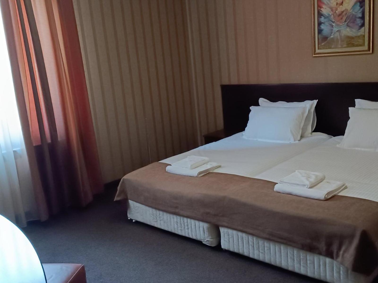 Hotel-Restaurant Almond Karlovo Ngoại thất bức ảnh